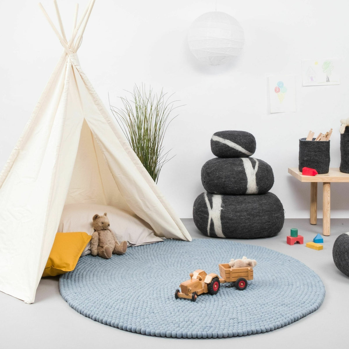 Tapis à boules de feutre bleu clair 70 cm Mia - myfelt - The Cool Republic