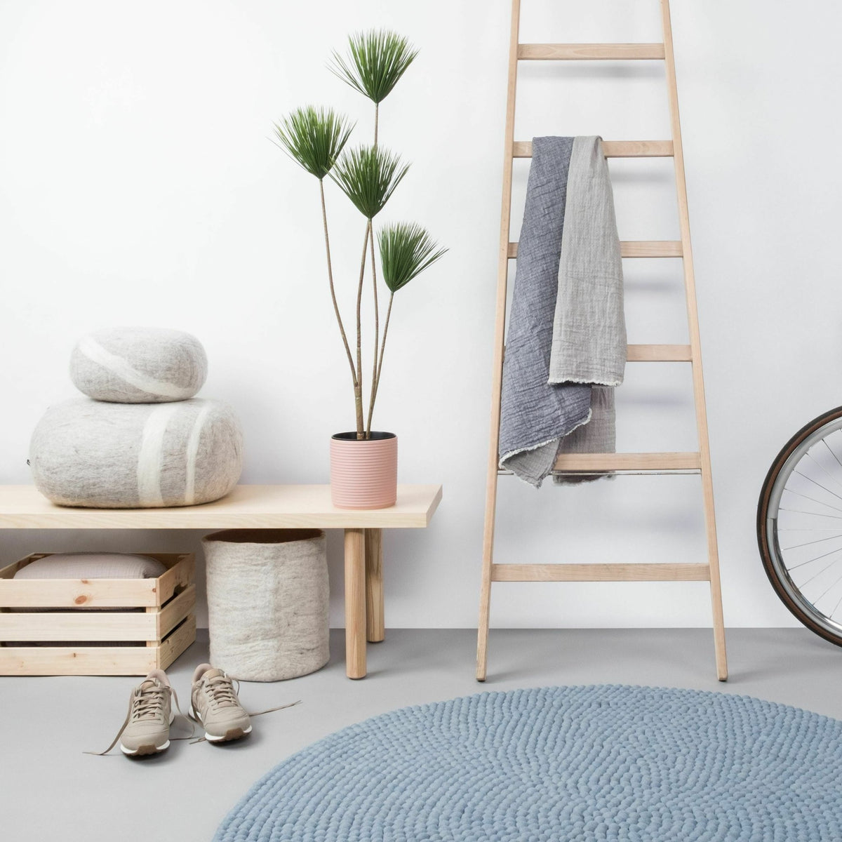 Tapis à boules de feutre bleu clair 70 cm Mia - myfelt - The Cool Republic
