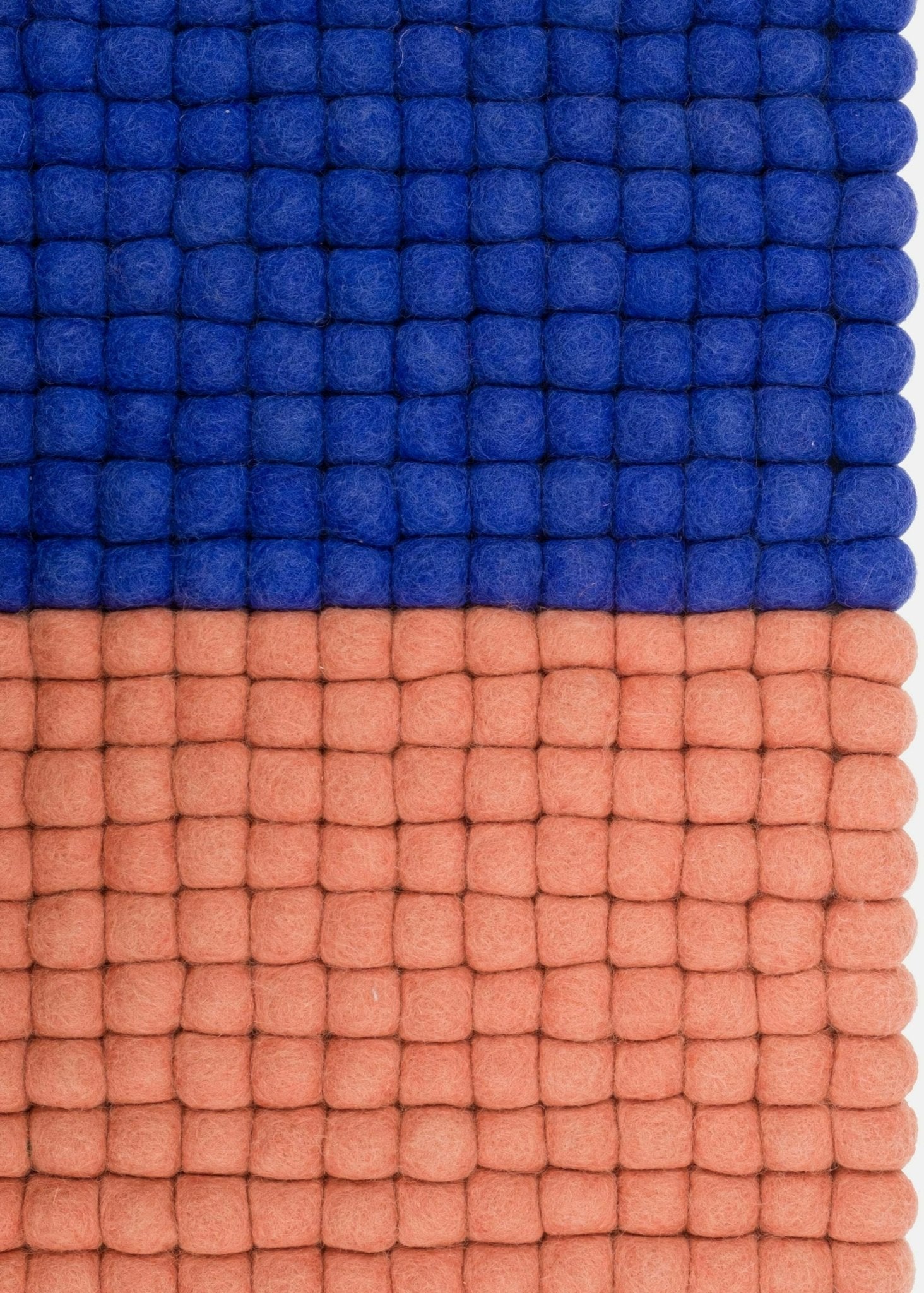 Tapis à boules de feutre bleu et saumon 70x100 cm Contrast - myfelt - The Cool Republic