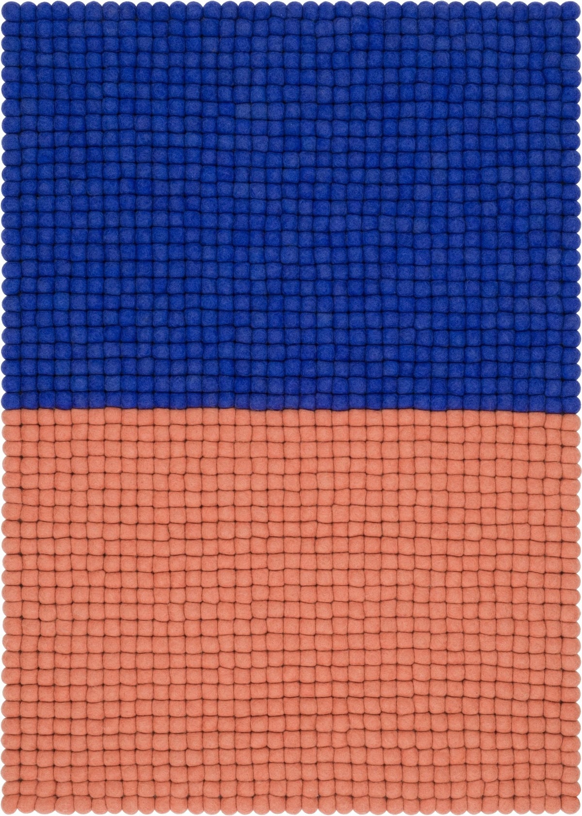Tapis à boules de feutre bleu et saumon 70x100 cm Contrast - myfelt - The Cool Republic