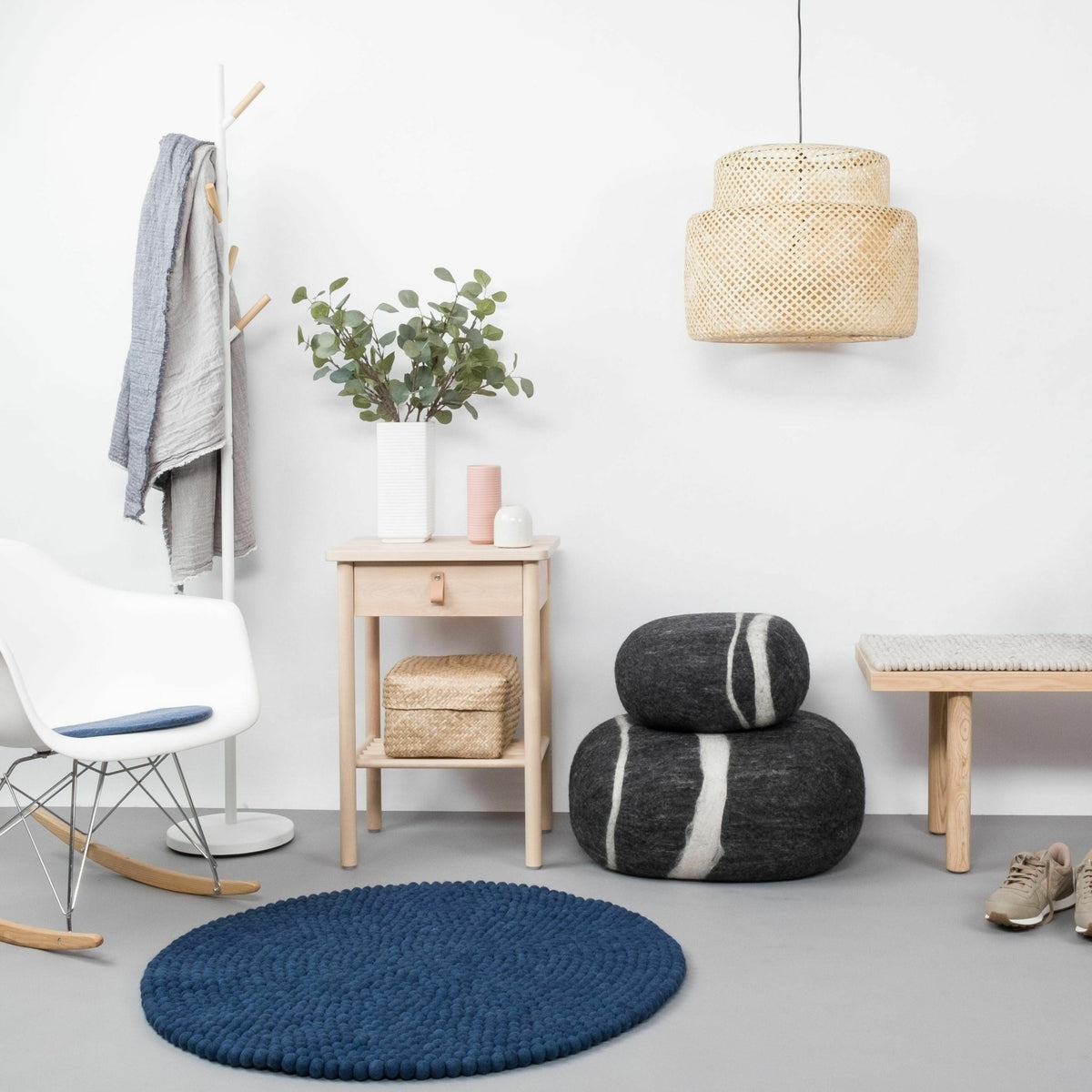 Tapis à boules de feutre bleu foncé 140 cm Alva - myfelt - The Cool Republic