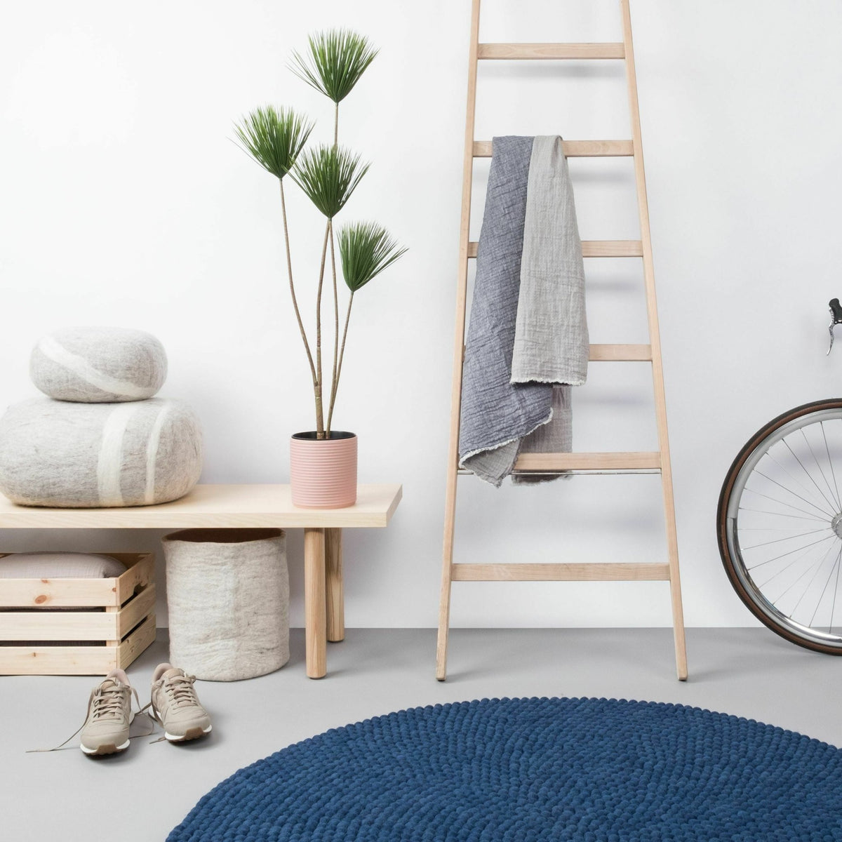 Tapis à boules de feutre bleu foncé 180 cm Alva - myfelt - The Cool Republic