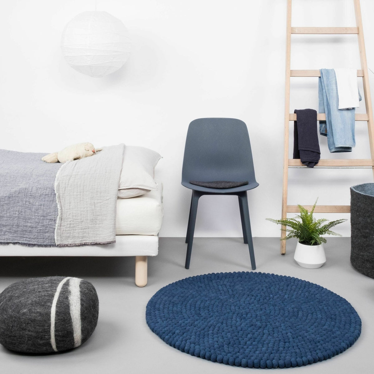 Tapis à boules de feutre bleu foncé 300 cm Alva - myfelt - The Cool Republic