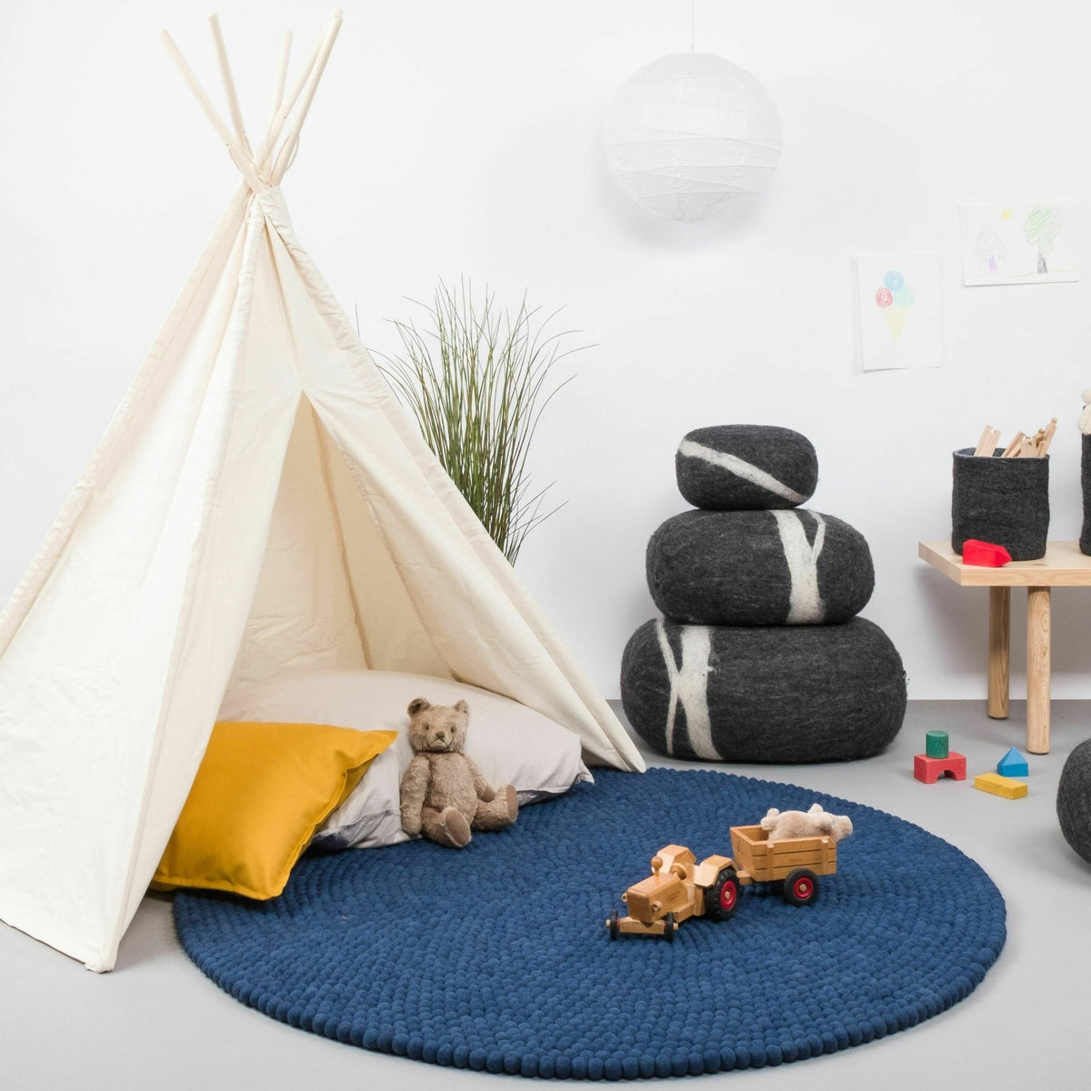 Tapis à boules de feutre bleu foncé 300 cm Alva - myfelt - The Cool Republic