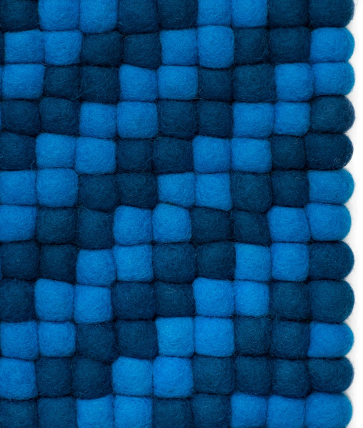 Tapis à boules de feutre bleu roi 140x200 cm Weave - myfelt - The Cool Republic