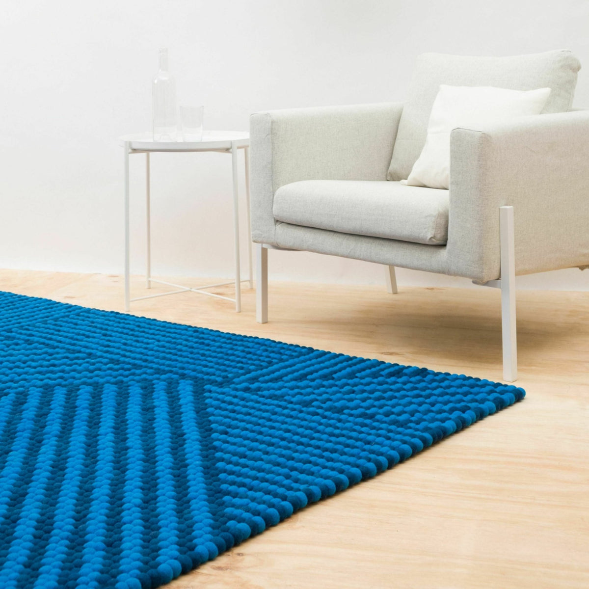 Tapis à boules de feutre bleu roi 140x200 cm Weave - myfelt - The Cool Republic