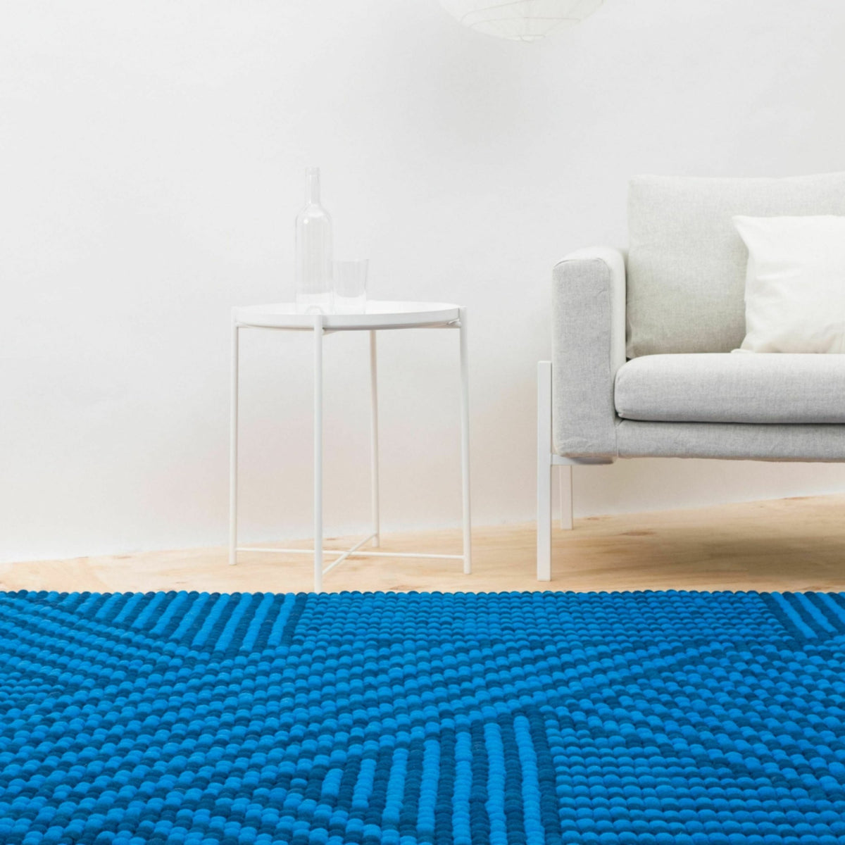 Tapis à boules de feutre bleu roi 140x200 cm Weave - myfelt - The Cool Republic