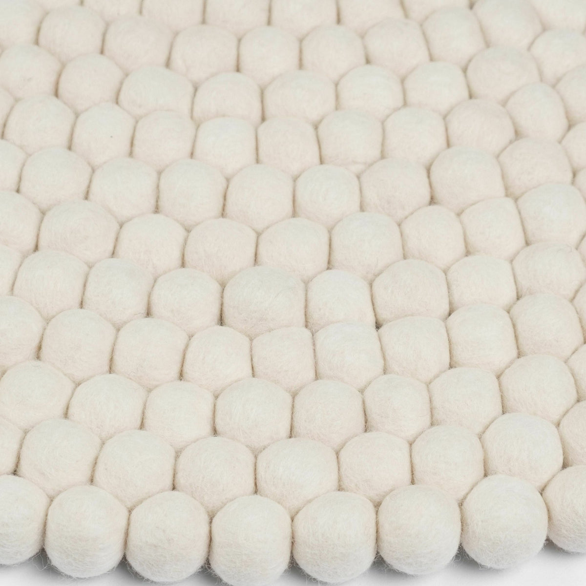 Tapis à boules de feutre écru 70 cm Linéa - myfelt - The Cool Republic