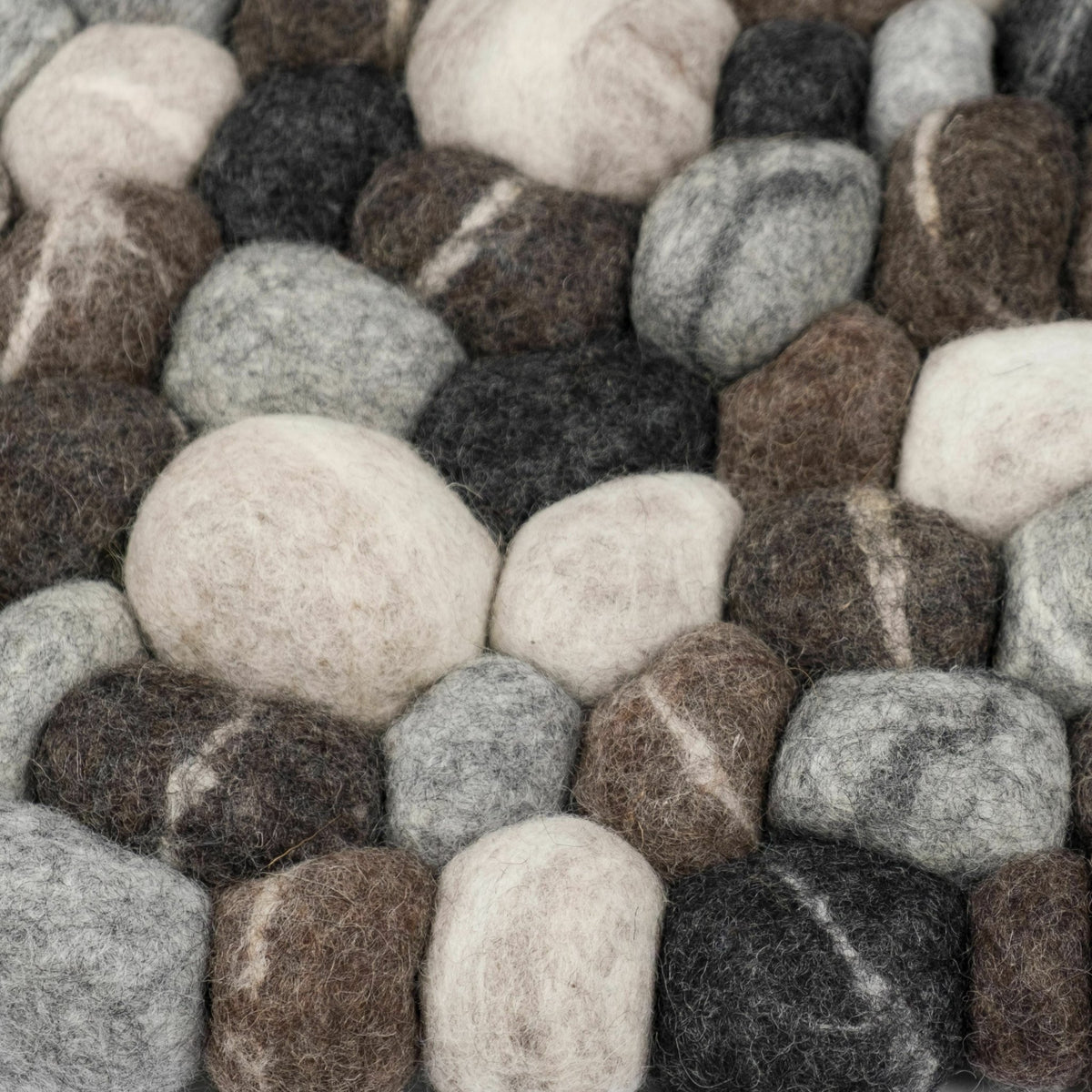 Tapis à boules de feutre effet pierre 120 cm Hardy - myfelt - The Cool Republic