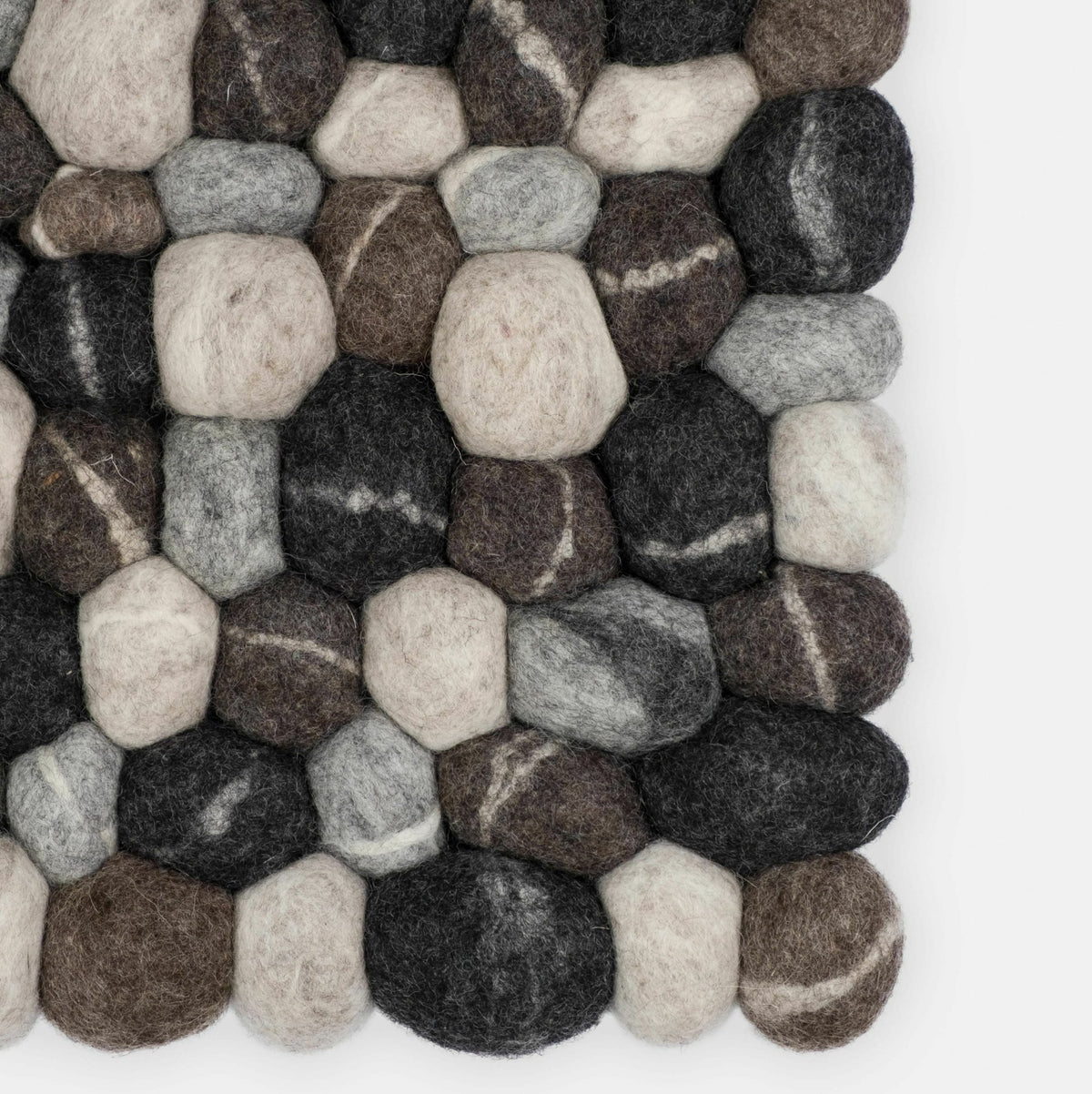 Tapis à boules de feutre effet pierre 50x70 cm Hardy - myfelt - The Cool Republic