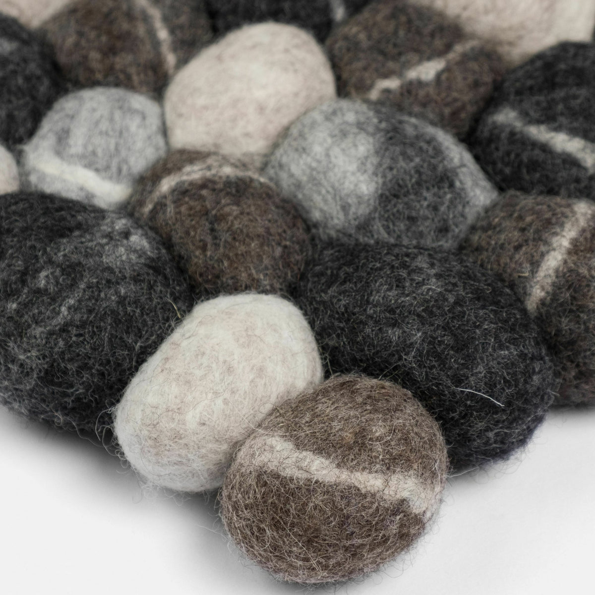 Tapis à boules de feutre effet pierre 90x130 cm Hardy - myfelt - The Cool Republic
