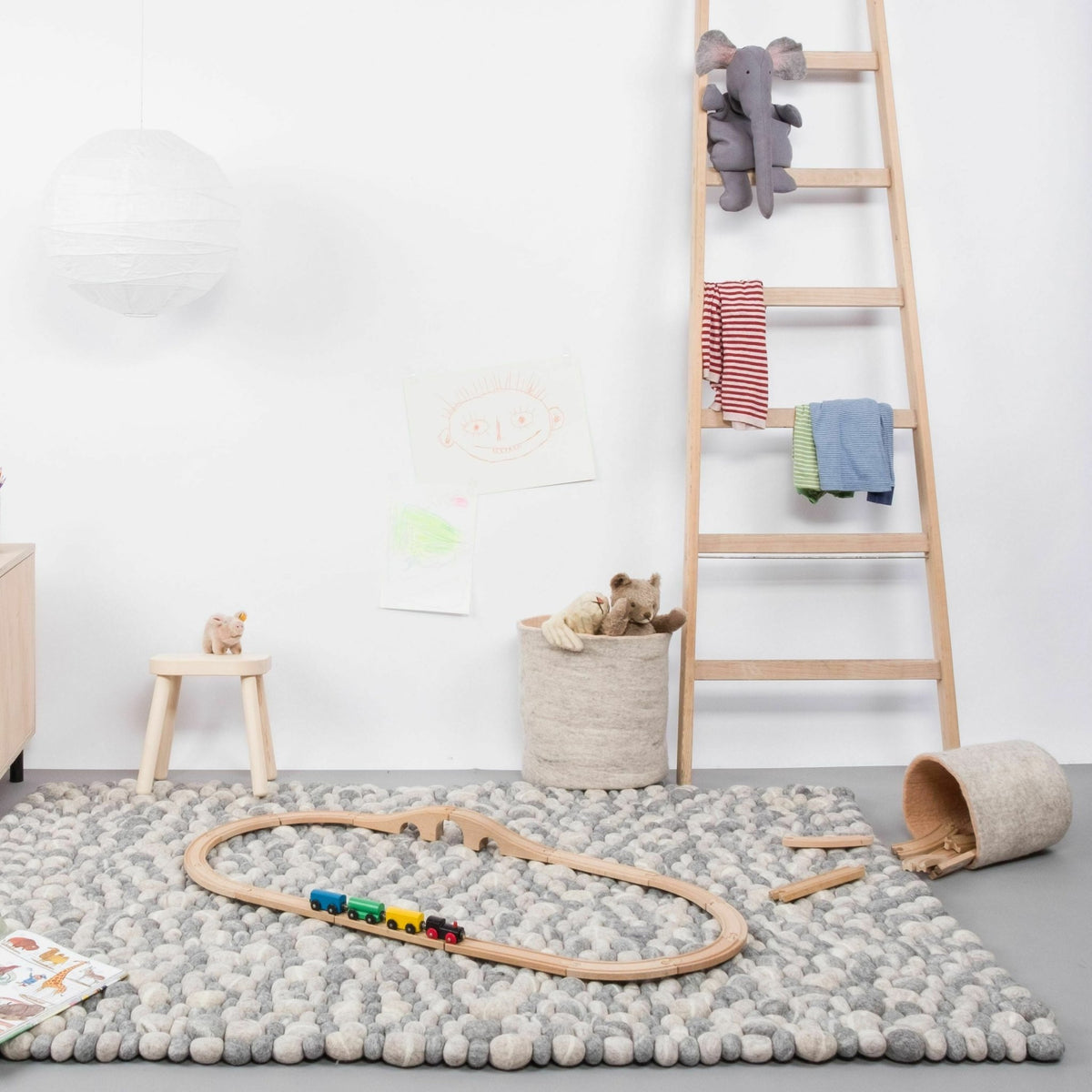 Tapis à boules de feutre effet pierre clair 50x70 cm Ernie - myfelt - The Cool Republic