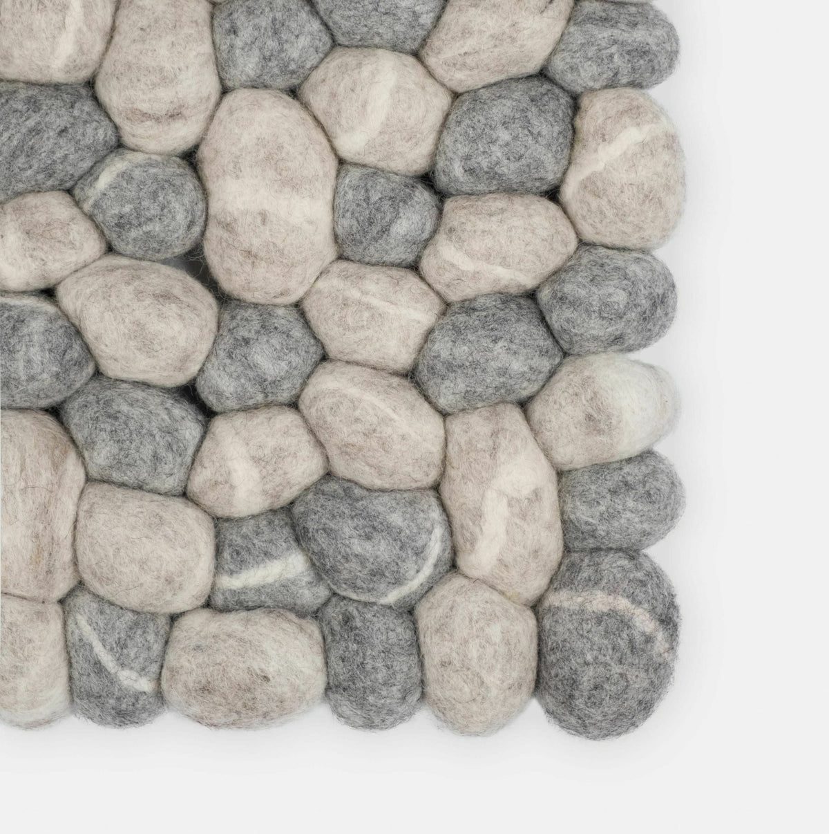 Tapis à boules de feutre effet pierre clair 70x100 cm Ernie - myfelt - The Cool Republic