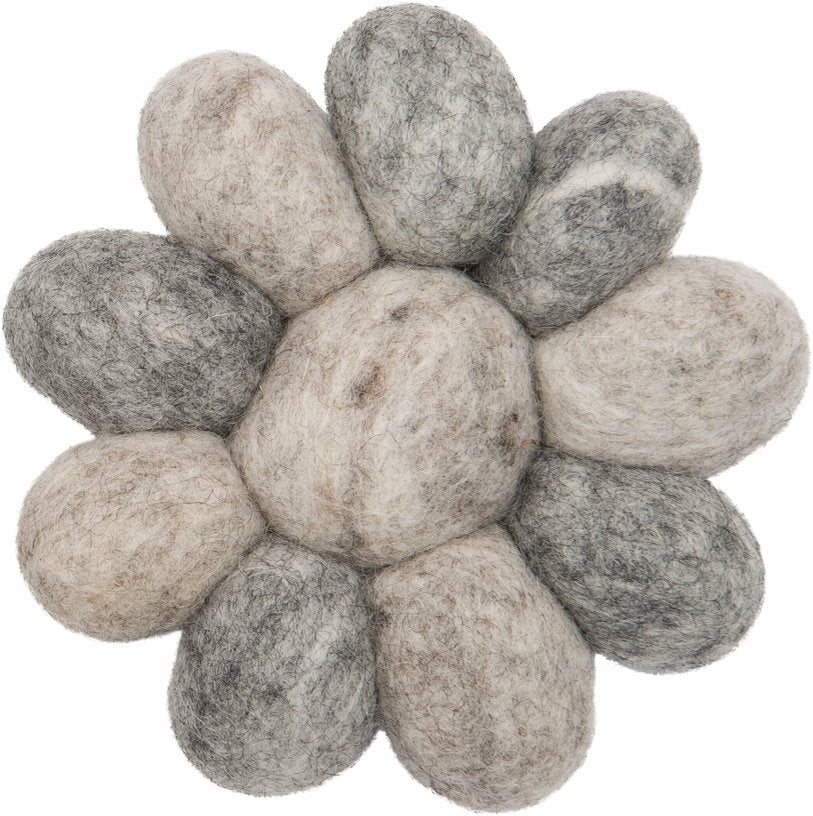 Tapis à boules de feutre effet pierre clair 90 cm Ernie - myfelt - The Cool Republic