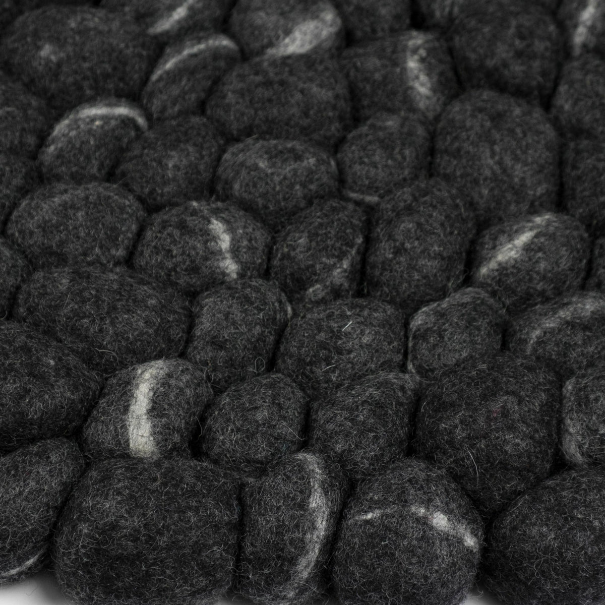 Tapis à boules de feutre effet pierre foncé 160 cm Kurt - myfelt - The Cool Republic