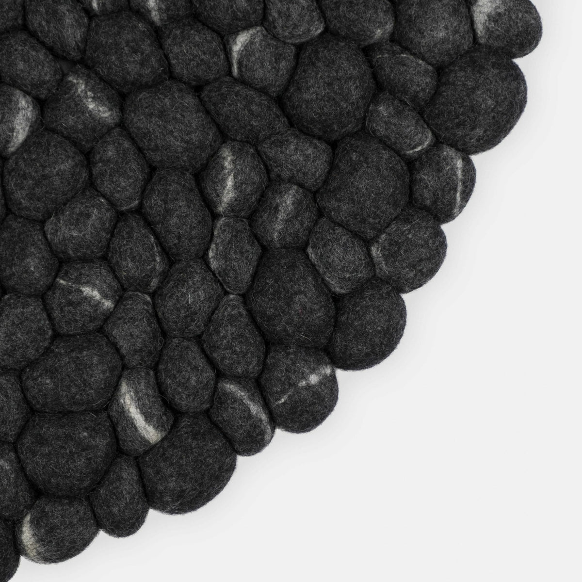 Tapis à boules de feutre effet pierre foncé 160 cm Kurt - myfelt - The Cool Republic