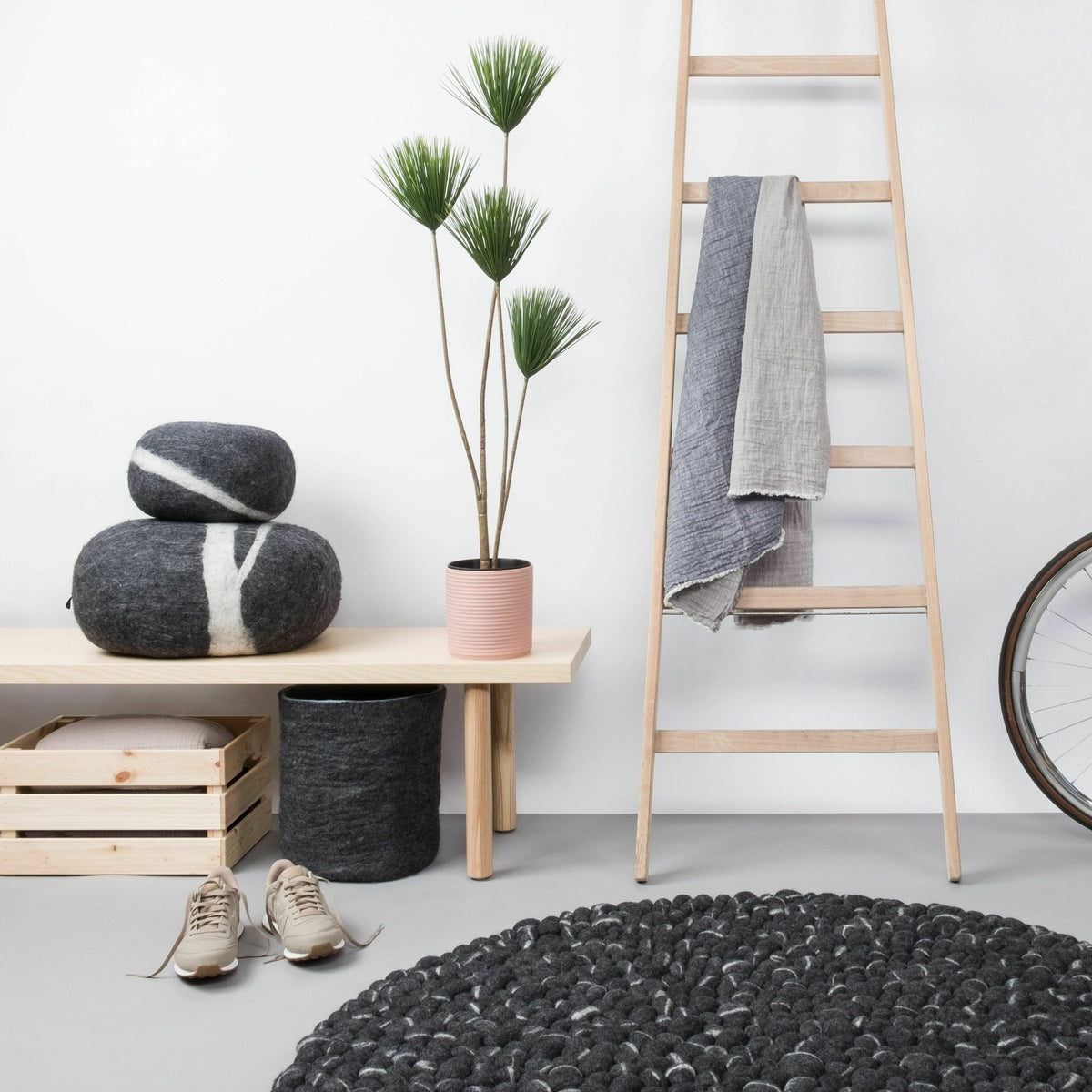 Tapis à boules de feutre effet pierre foncé 200 cm Kurt - myfelt - The Cool Republic
