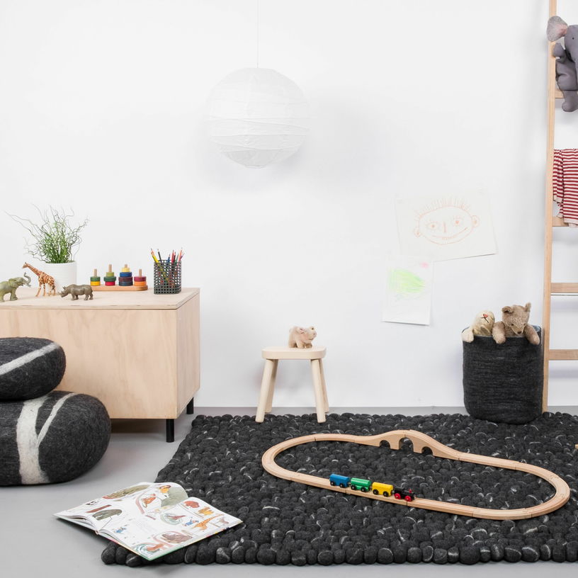 Tapis à boules de feutre effet pierre foncé 50x70 cm Kurt - myfelt - The Cool Republic