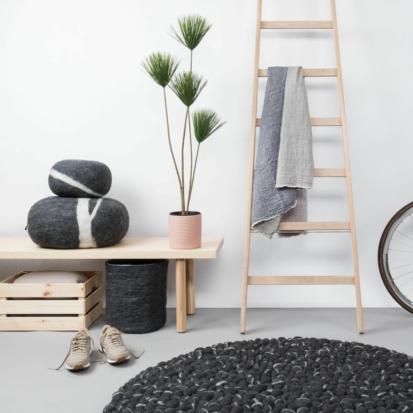 Tapis à boules de feutre effet pierre foncé 70 cm Kurt - myfelt - The Cool Republic
