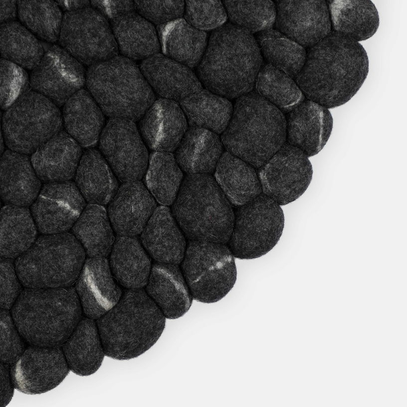 Tapis à boules de feutre effet pierre foncé 70 cm Kurt - myfelt - The Cool Republic