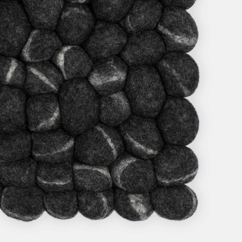 Tapis à boules de feutre effet pierre foncé 70x100 cm Kurt - myfelt - The Cool Republic