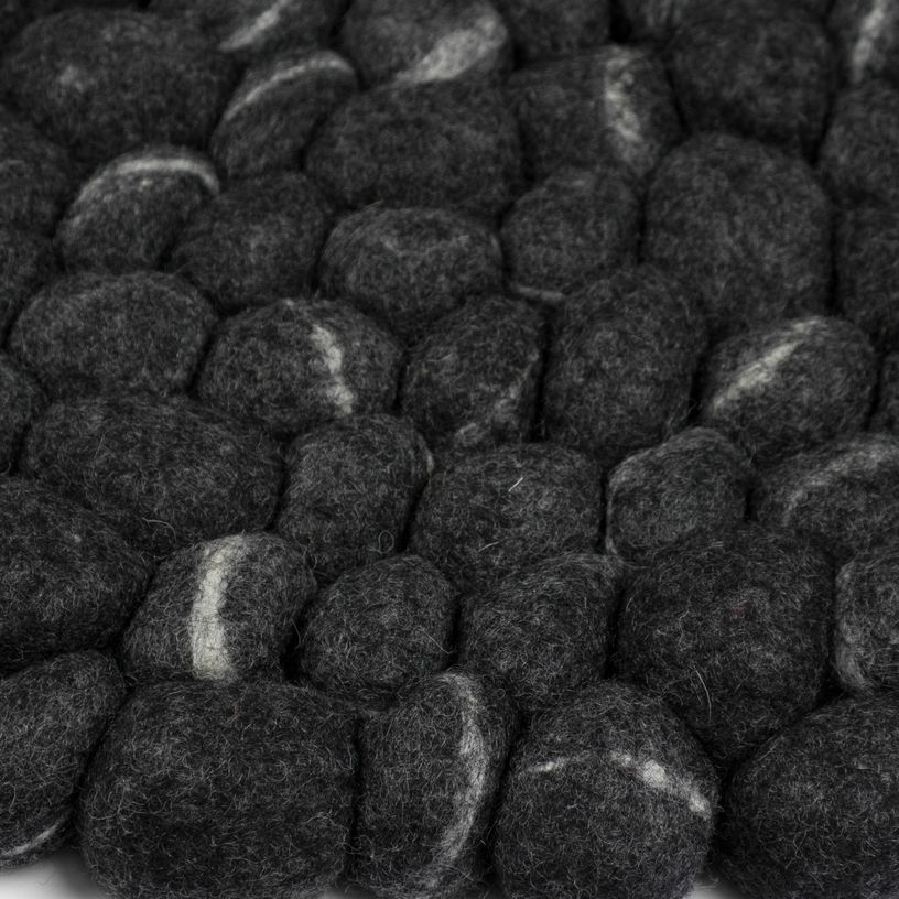 Tapis à boules de feutre effet pierre foncé 90 cm Kurt - myfelt - The Cool Republic