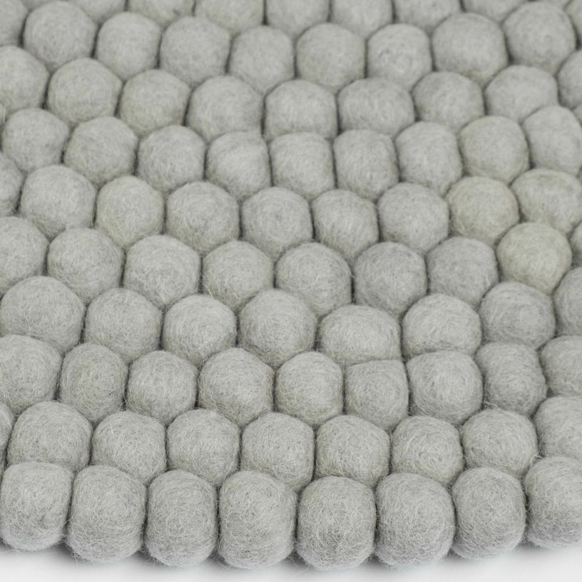 Tapis à boules de feutre gris 200 cm Luis - myfelt - The Cool Republic