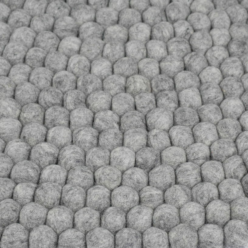 Tapis à boules de feutre gris marbré 160 cm Carl - myfelt - The Cool Republic