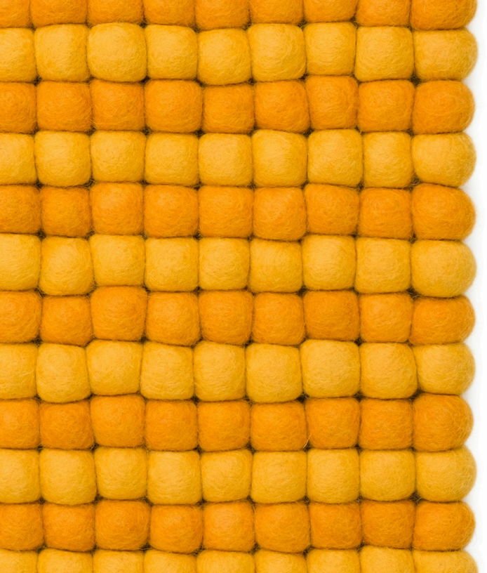 Tapis à boules de feutre jaune moutarde 120x170 cm Weave - myfelt - The Cool Republic
