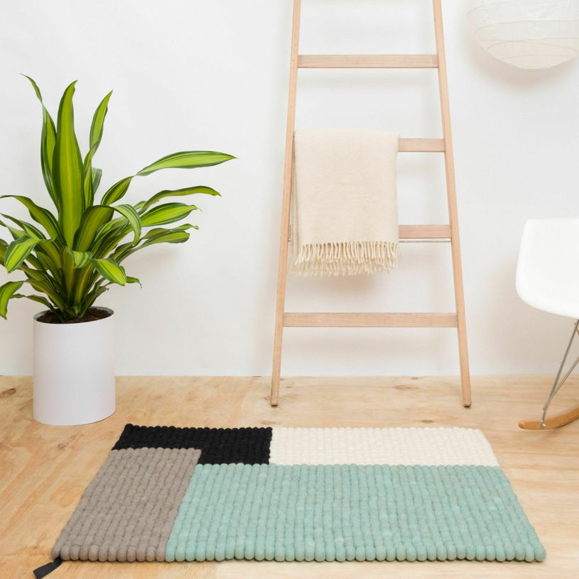 Tapis à boules de feutre menthe 70x100 cm Cube - myfelt - The Cool Republic