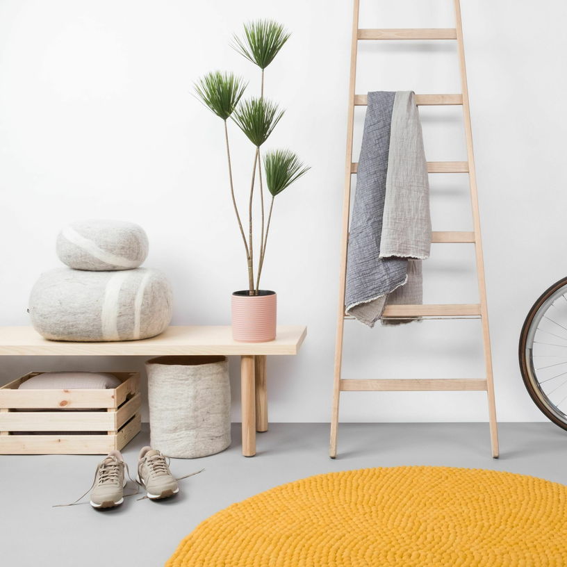 Tapis à boules de feutre moutarde 120 cm Klara - myfelt - The Cool Republic