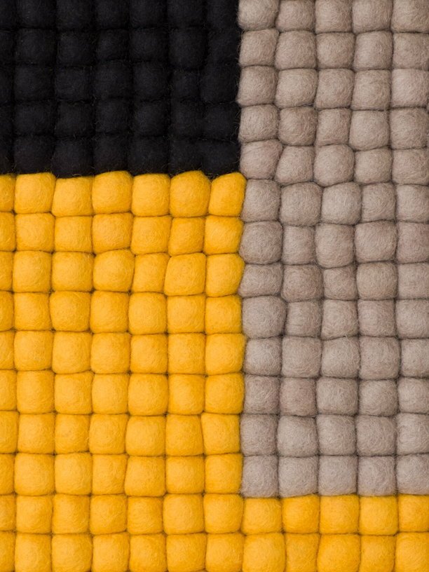 Tapis à boules de feutre moutarde 140x200 cm Cube - myfelt - The Cool Republic