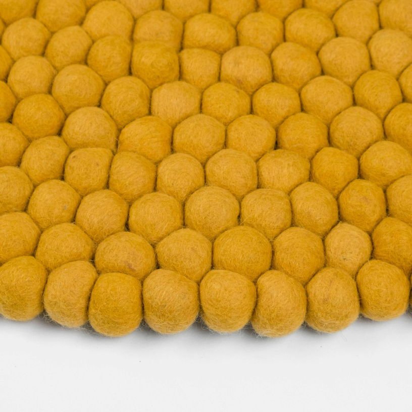 Tapis à boules de feutre moutarde 160 cm Klara - myfelt - The Cool Republic