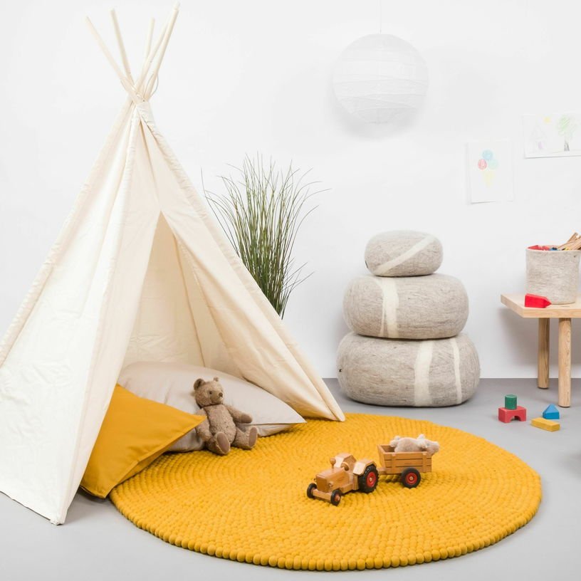 Tapis à boules de feutre moutarde 160 cm Klara - myfelt - The Cool Republic