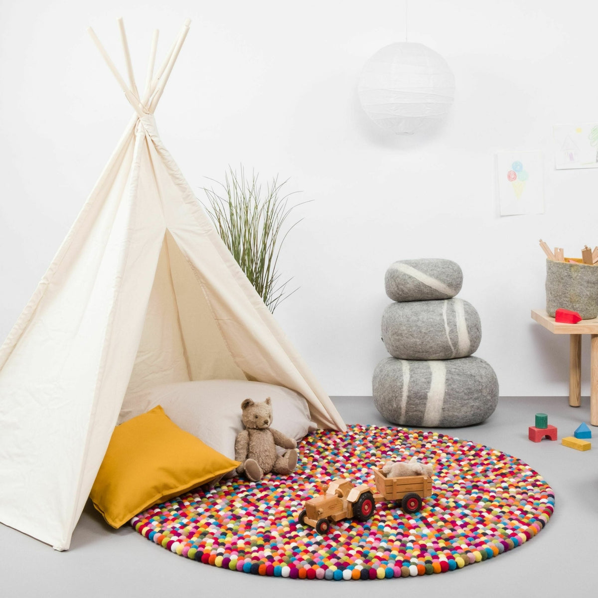 Tapis à boules de feutre multicolore 200 cm Lotte - myfelt - The Cool Republic