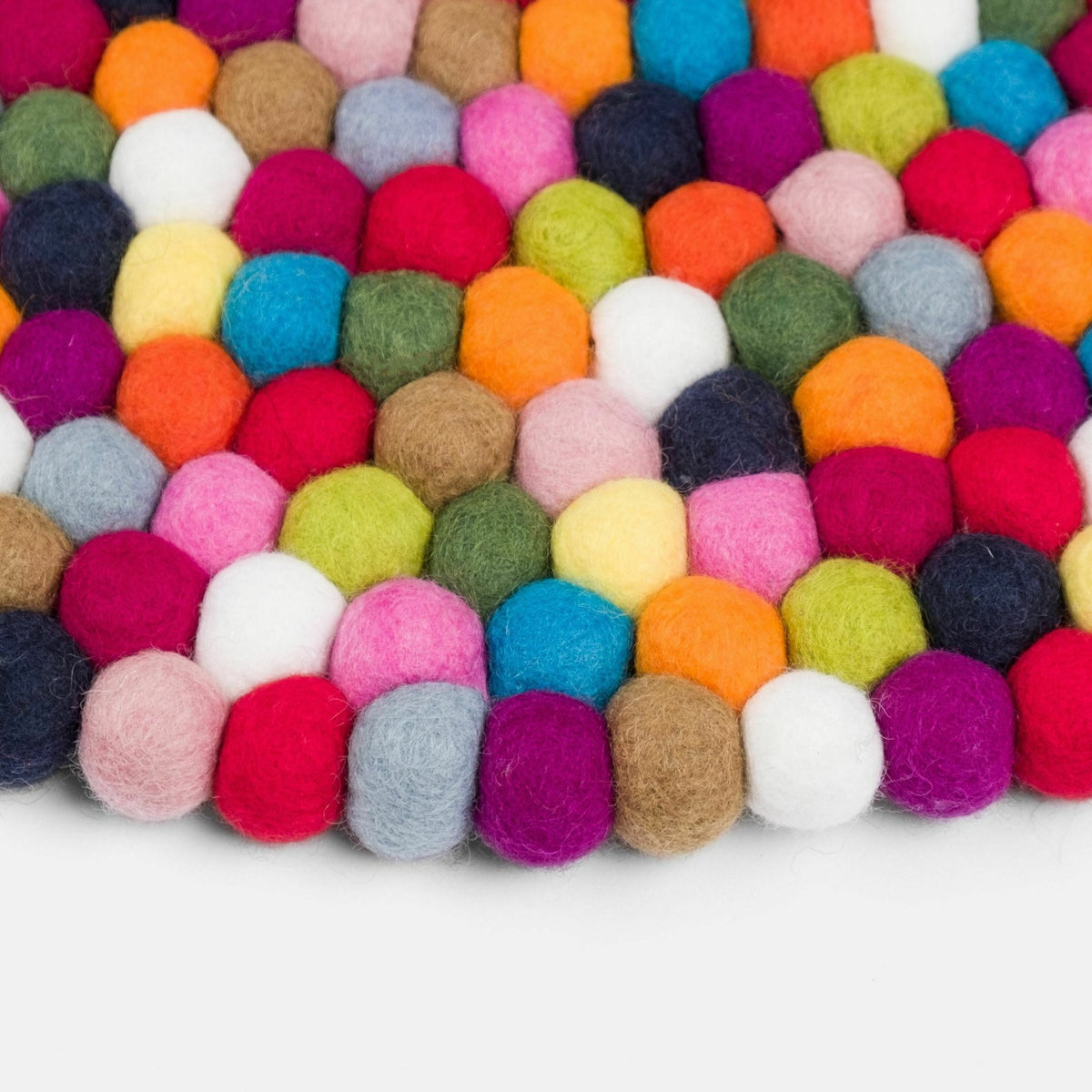 Tapis à boules de feutre multicolore 250 cm Lotte - myfelt - The Cool Republic