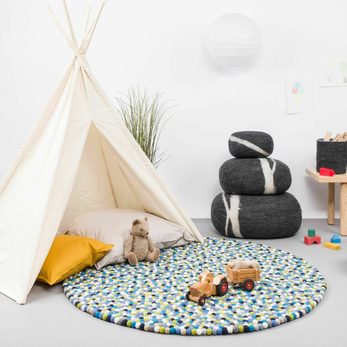 Tapis à boules de feutre multicolore bleu et vert 140 cm Fritz - myfelt - The Cool Republic