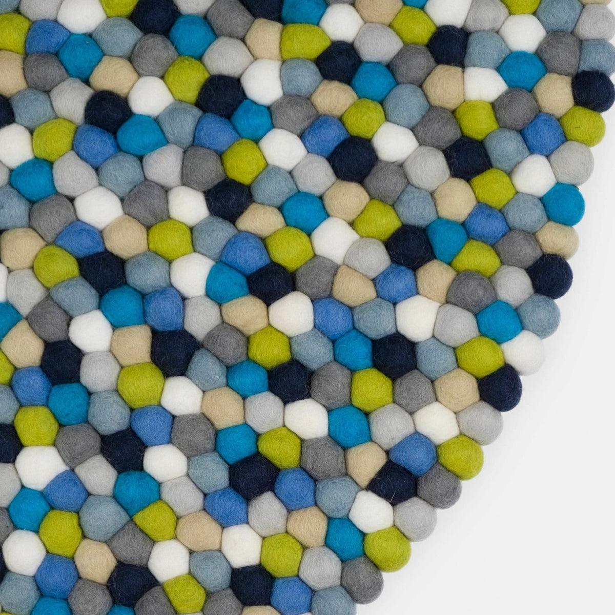 Tapis à boules de feutre multicolore bleu et vert 180 cm Fritz - myfelt - The Cool Republic