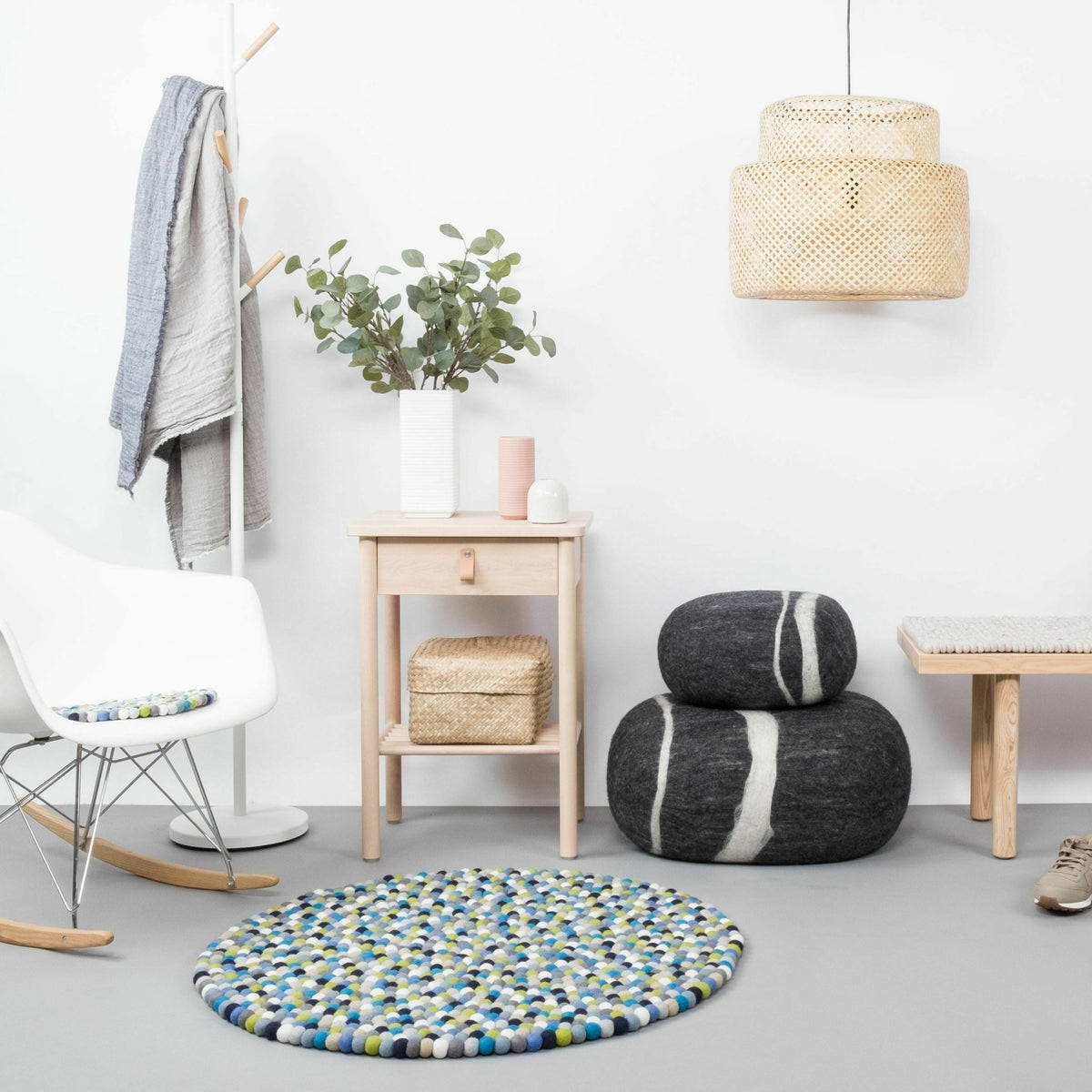 Tapis à boules de feutre multicolore bleu et vert 180 cm Fritz - myfelt - The Cool Republic