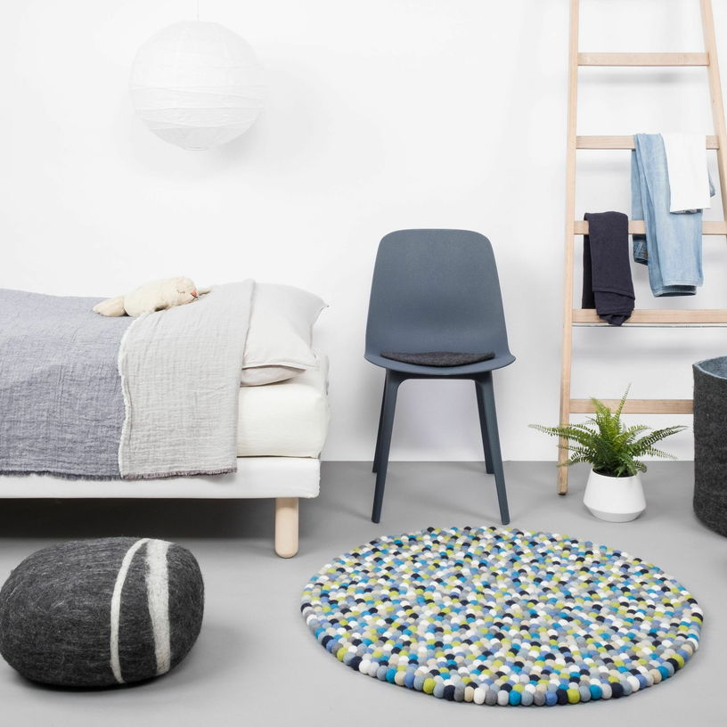 Tapis à boules de feutre multicolore bleu et vert 180 cm Fritz - myfelt - The Cool Republic