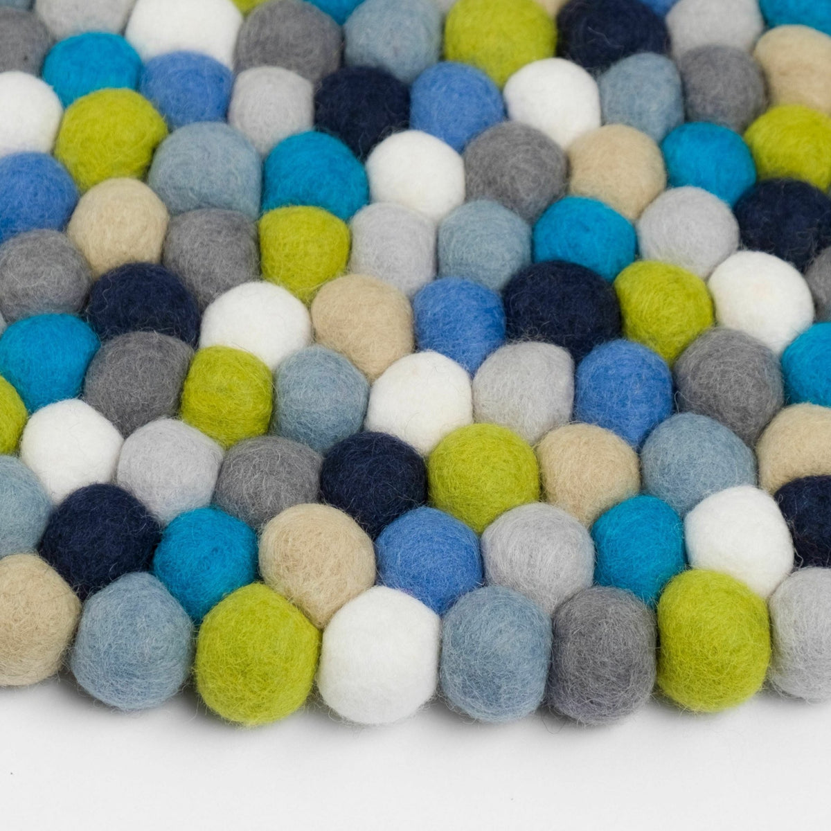 Tapis à boules de feutre multicolore bleu et vert 250 cm Fritz - myfelt - The Cool Republic