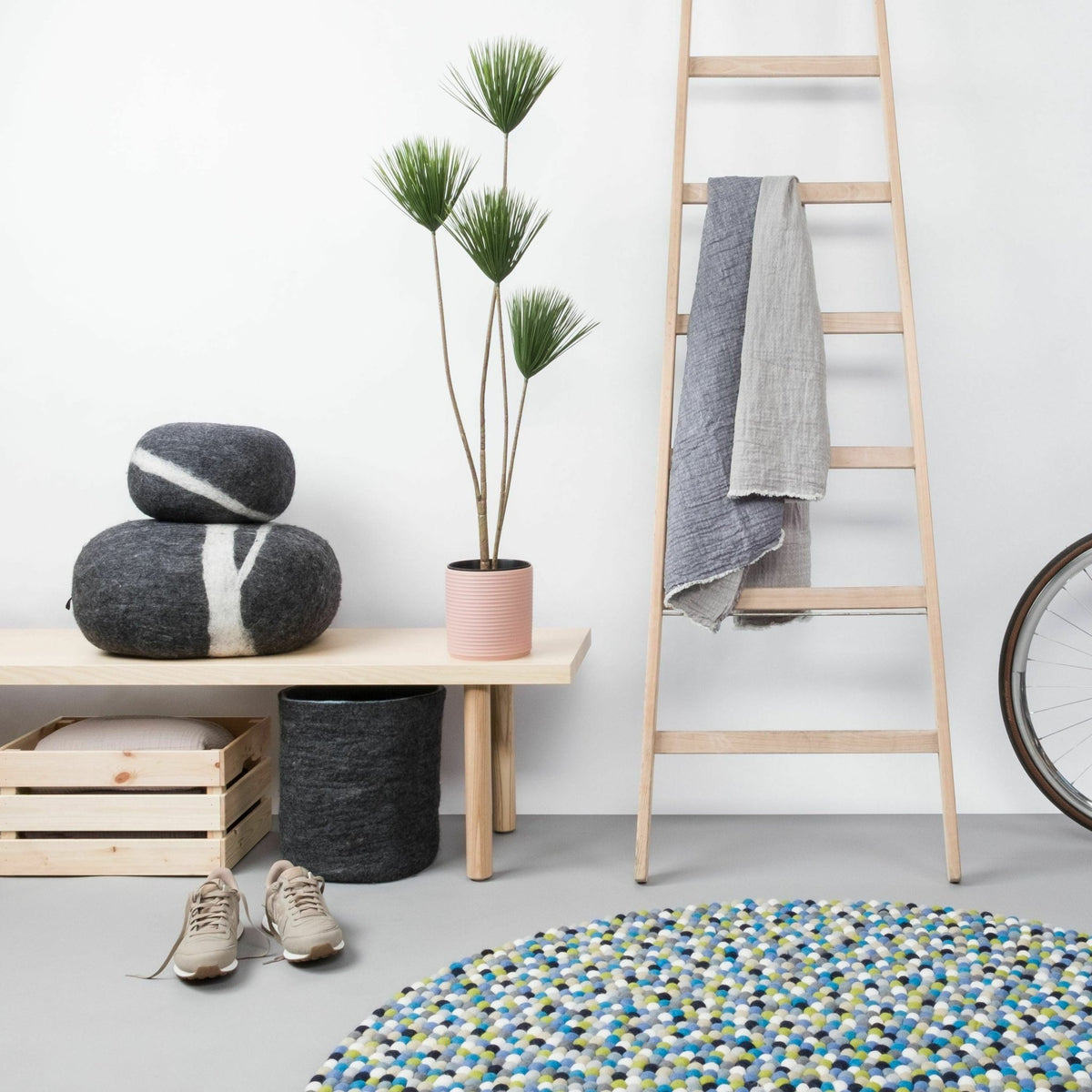 Tapis à boules de feutre multicolore bleu et vert 250 cm Fritz - myfelt - The Cool Republic