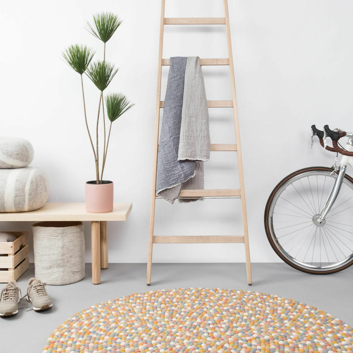 Tapis à boules de feutre multicolore clair 300 cm Liese - myfelt - The Cool Republic