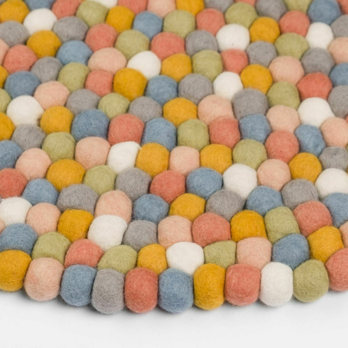 Tapis à boules de feutre multicolore clair 50 cm Liese - myfelt - The Cool Republic