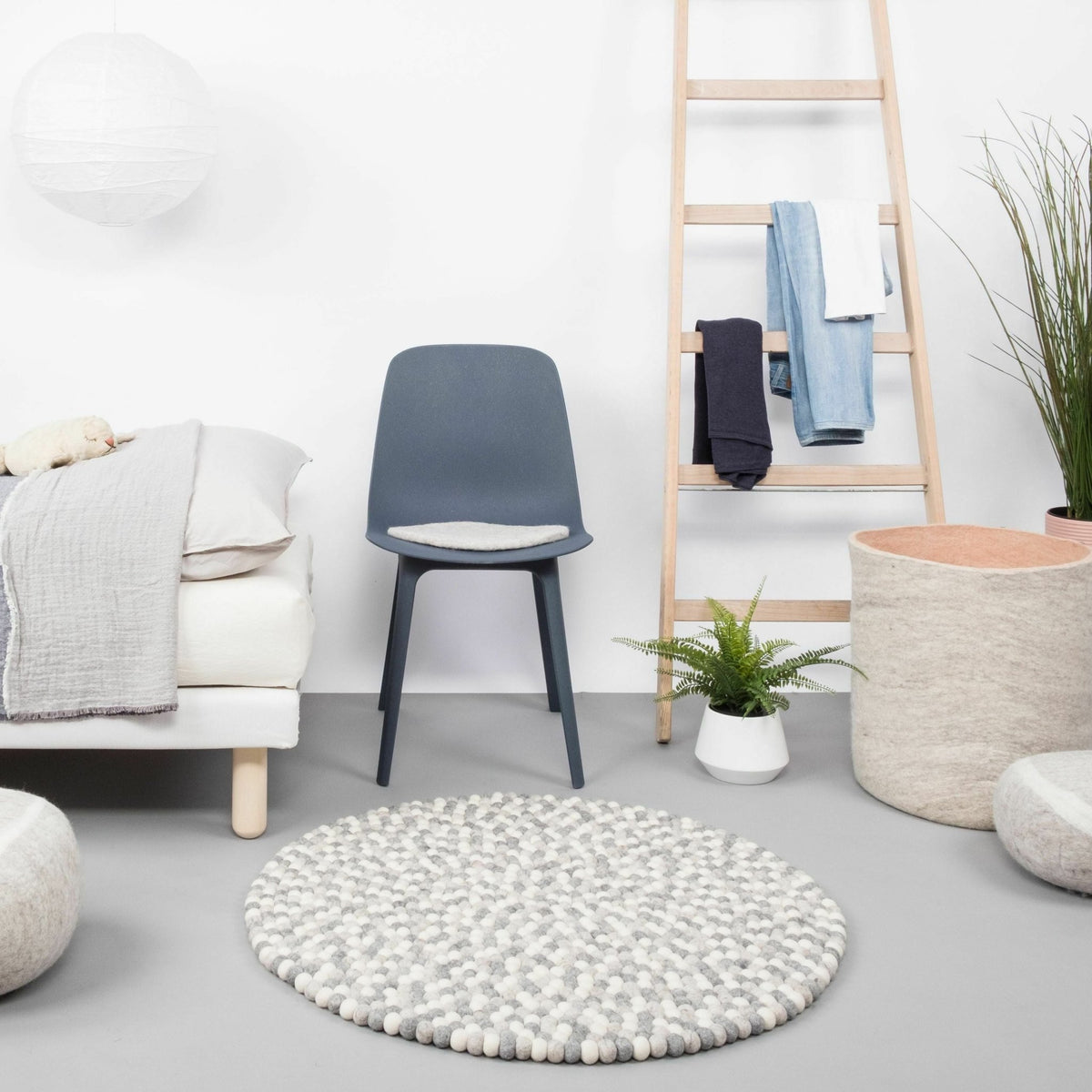 Tapis à boules de feutre multicolore naturel clair 180 cm Hella - myfelt - The Cool Republic