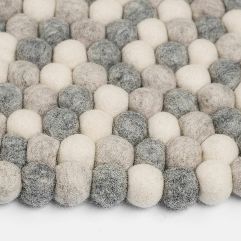 Tapis à boules de feutre multicolore naturel clair 300 cm Hella - myfelt - The Cool Republic