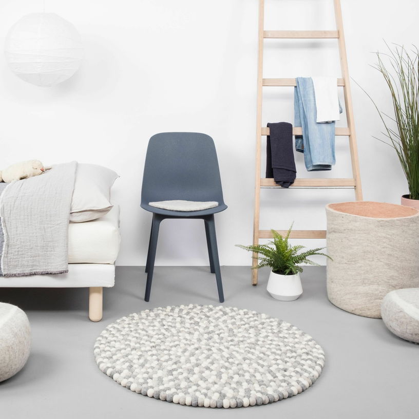 Tapis à boules de feutre multicolore naturel clair 50 cm Hella - myfelt - The Cool Republic