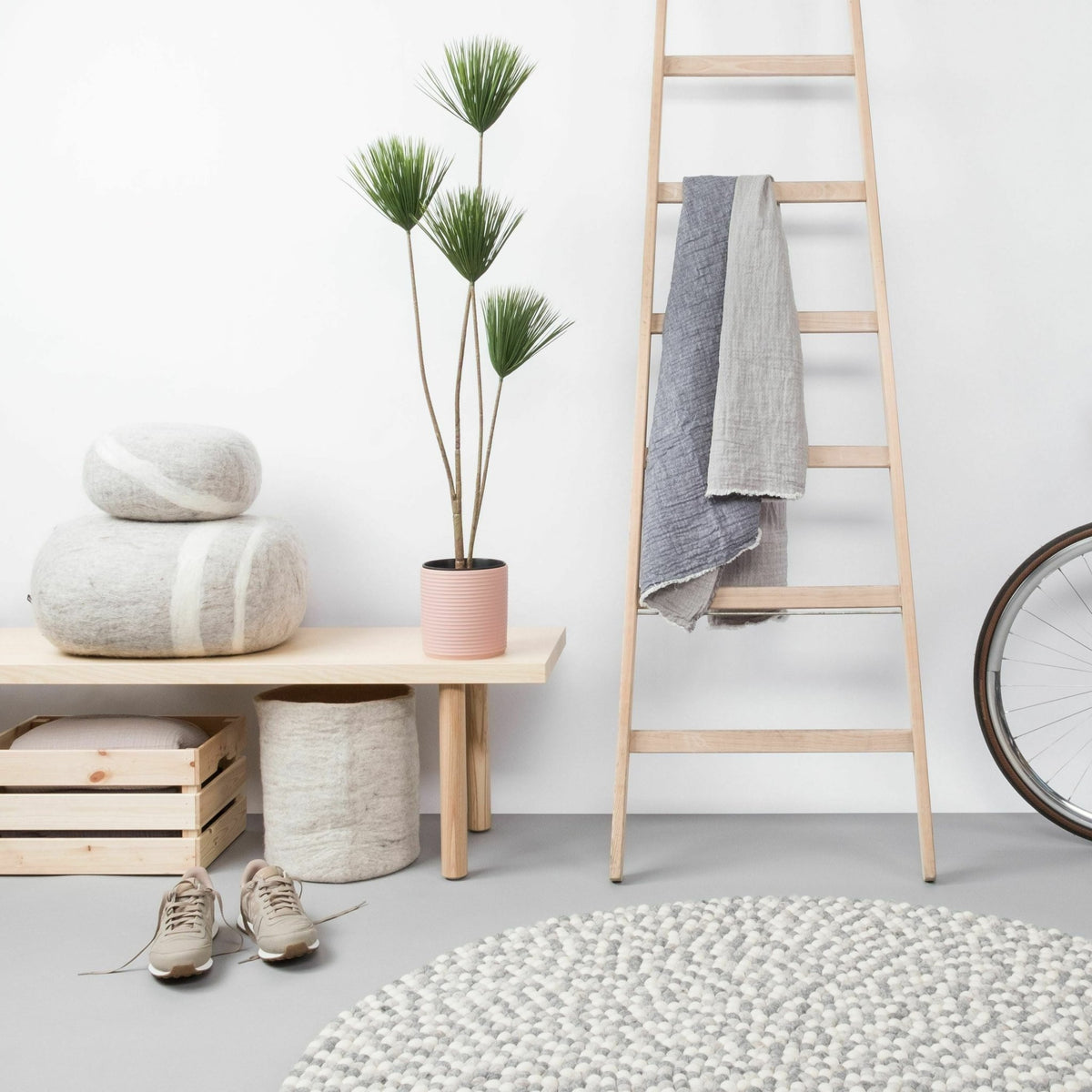 Tapis à boules de feutre multicolore naturel clair 70 cm Hella - myfelt - The Cool Republic