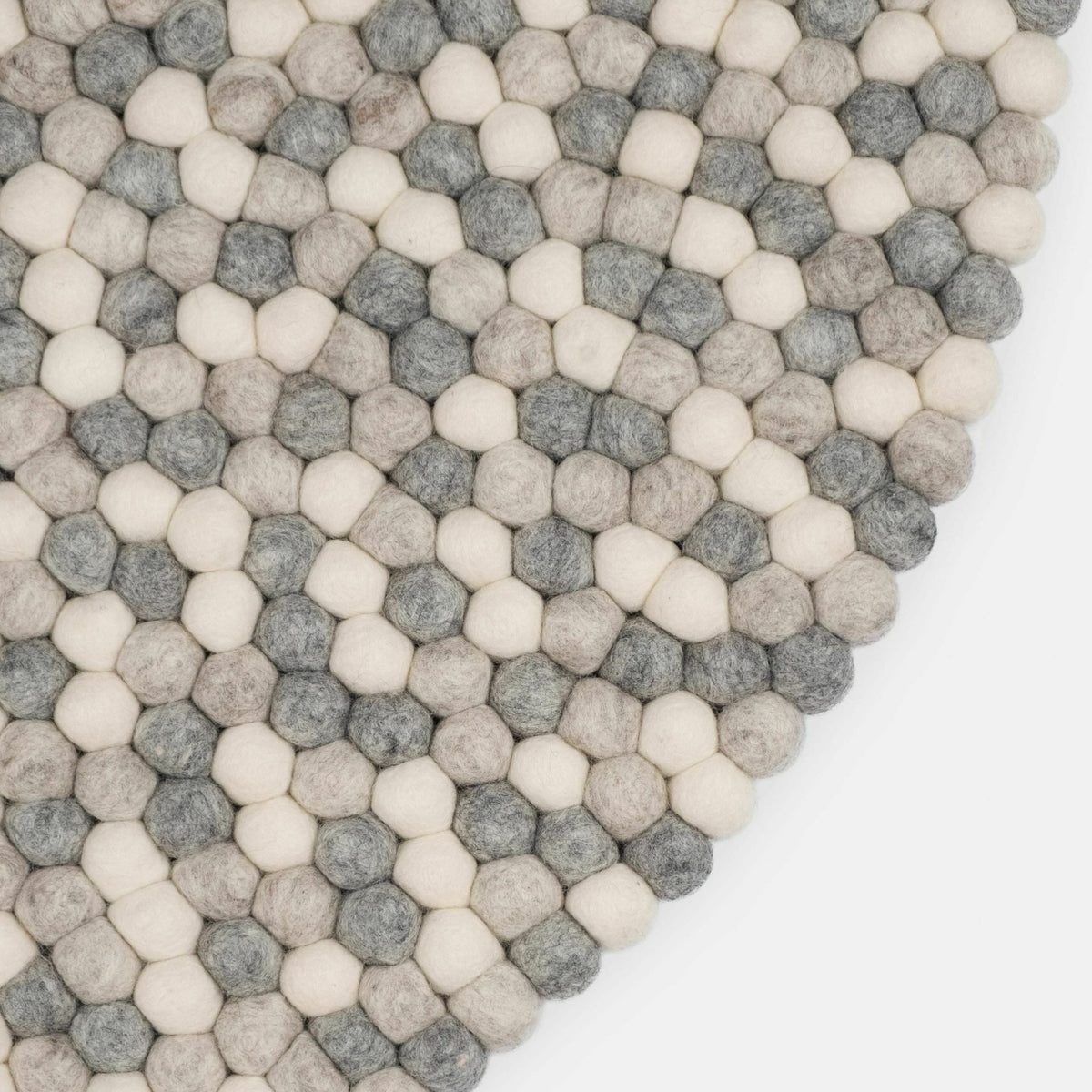 Tapis à boules de feutre multicolore naturel clair 70 cm Hella - myfelt - The Cool Republic