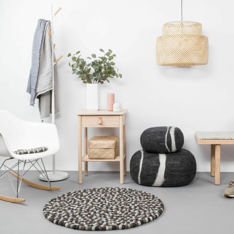 Tapis à boules de feutre multicolore naturel foncé 120 cm Néla - myfelt - The Cool Republic